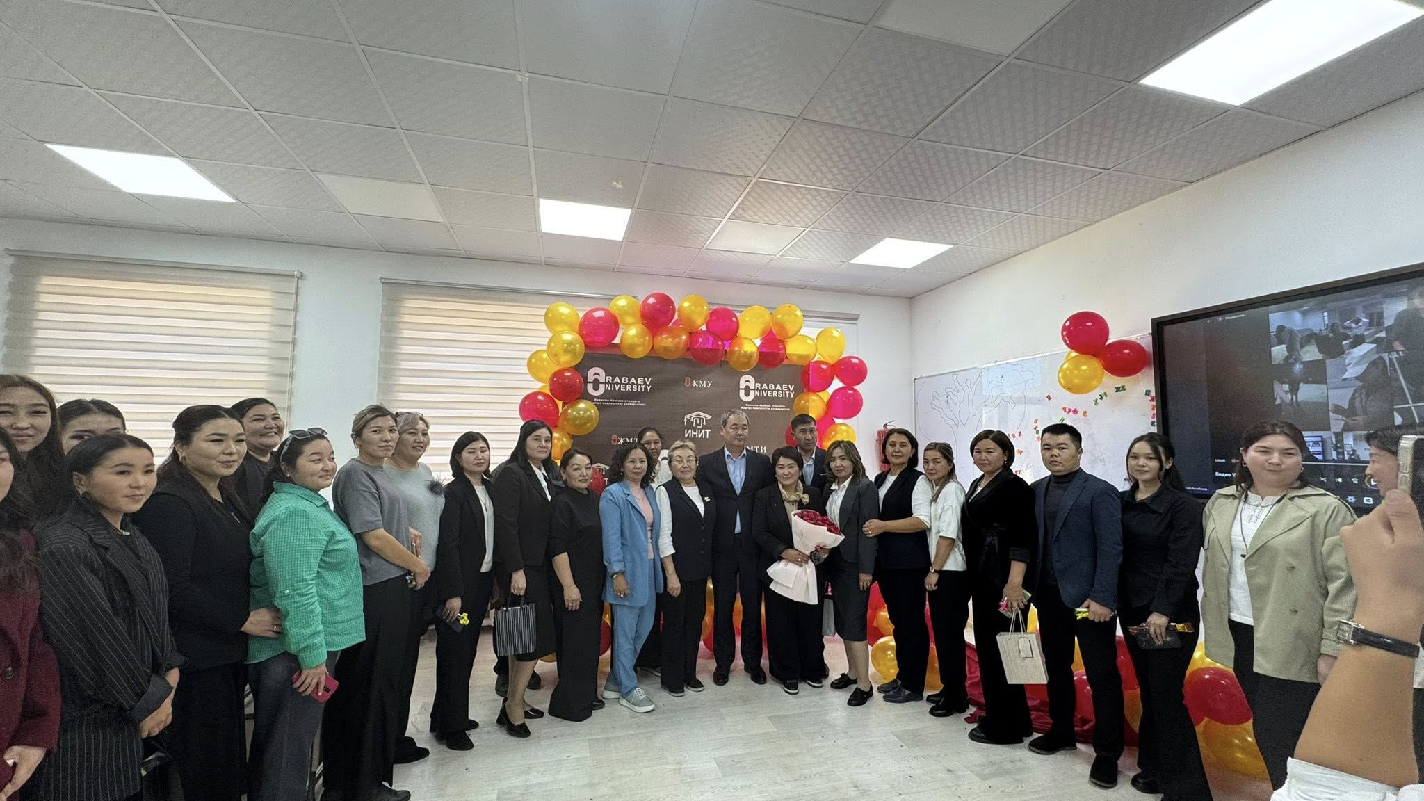 Студенческий парламент ИНИТ КГУ им. И. Арабаева поздравил преподавателей в рамках мероприятия «Мугалим – акылдын коду»