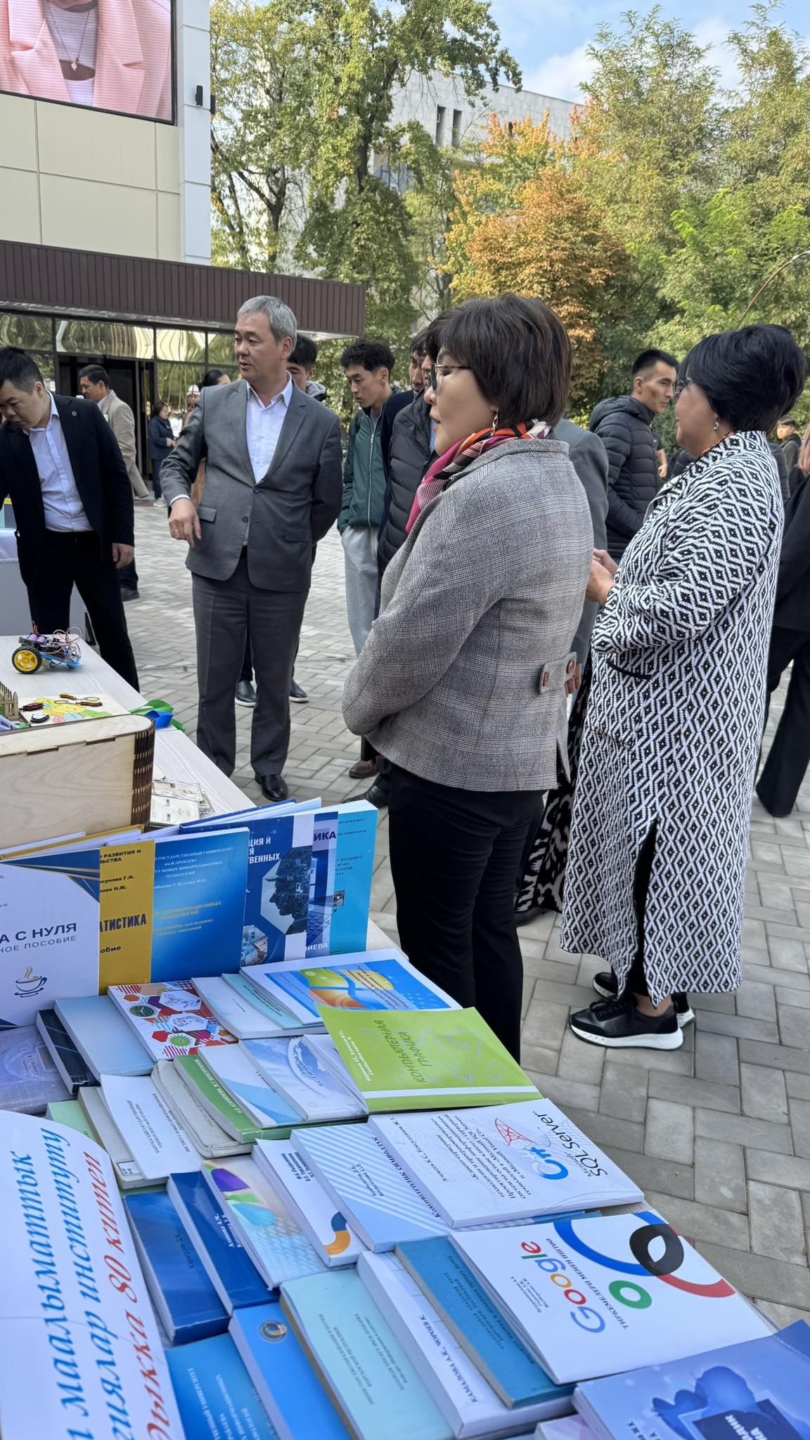 В КГУ имени И. Арабаева прошла научно-инновационная выставка, приуроченная к 80-летнему юбилею