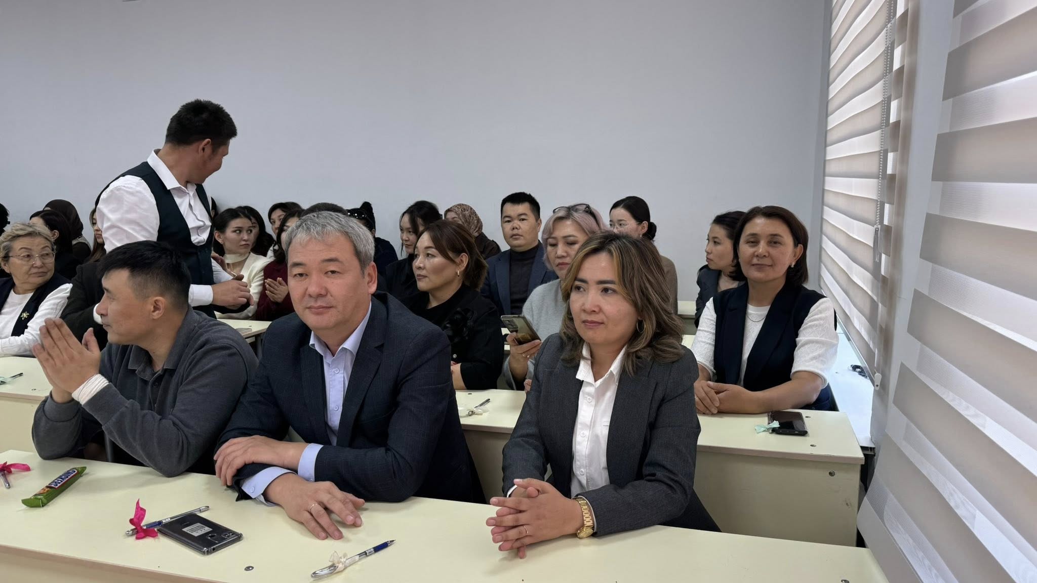 Студенческий парламент ИНИТ КГУ им. И. Арабаева поздравил преподавателей в рамках мероприятия «Мугалим – акылдын коду»