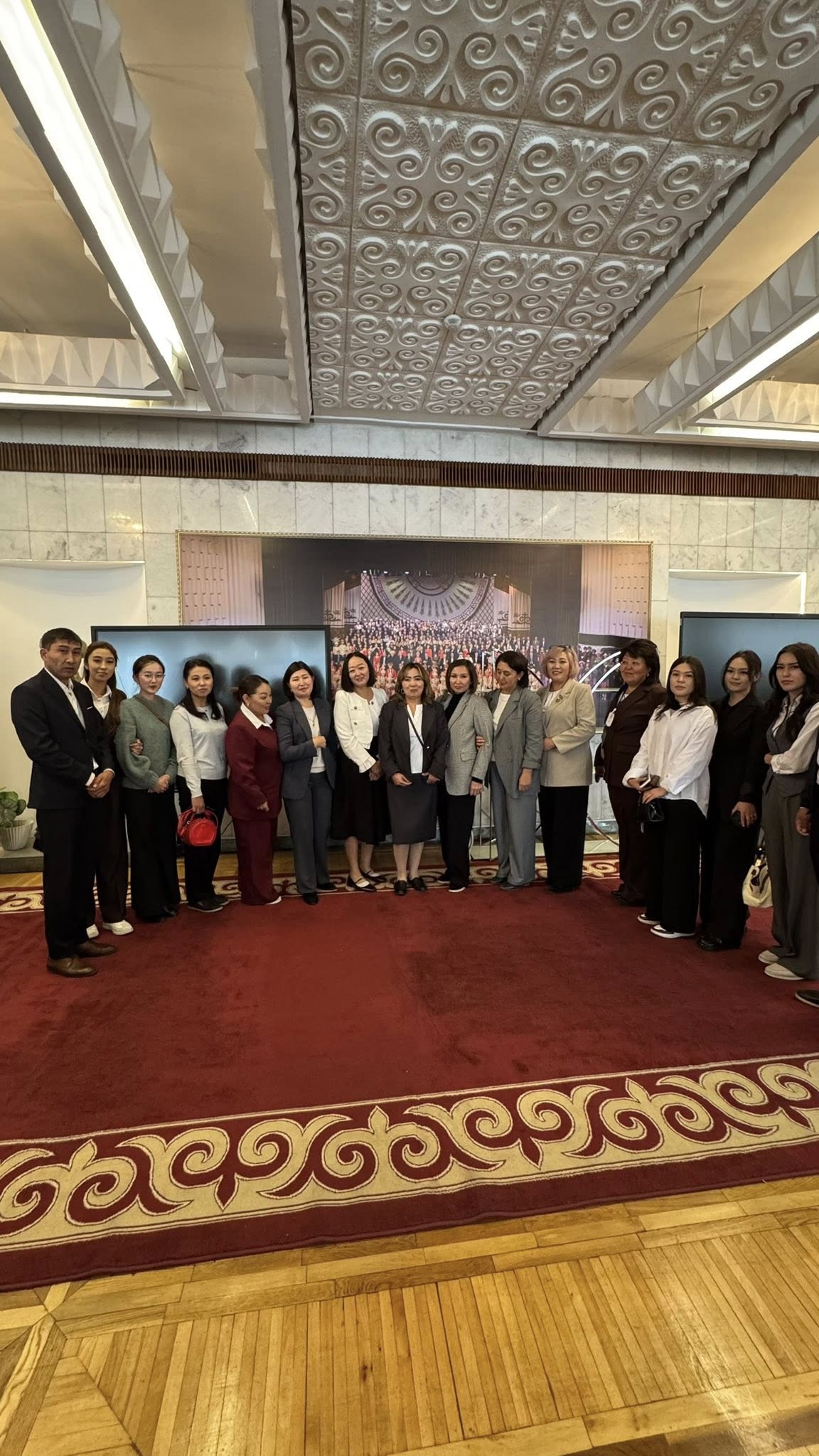 КГУ им. И. Арабаева с размахом отметил 80-летний юбилей в Кыргызской национальной филармонии