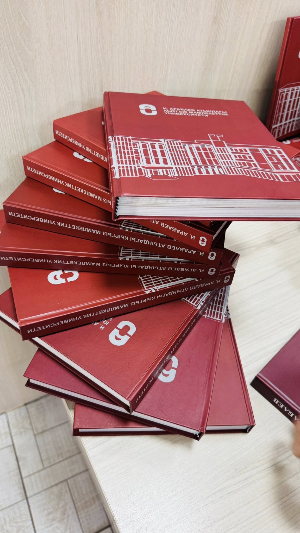 В КГУ им. И. Арабаева представили новые издания, посвящённые 80-летию университета и наследию Ишеналы Арабаева